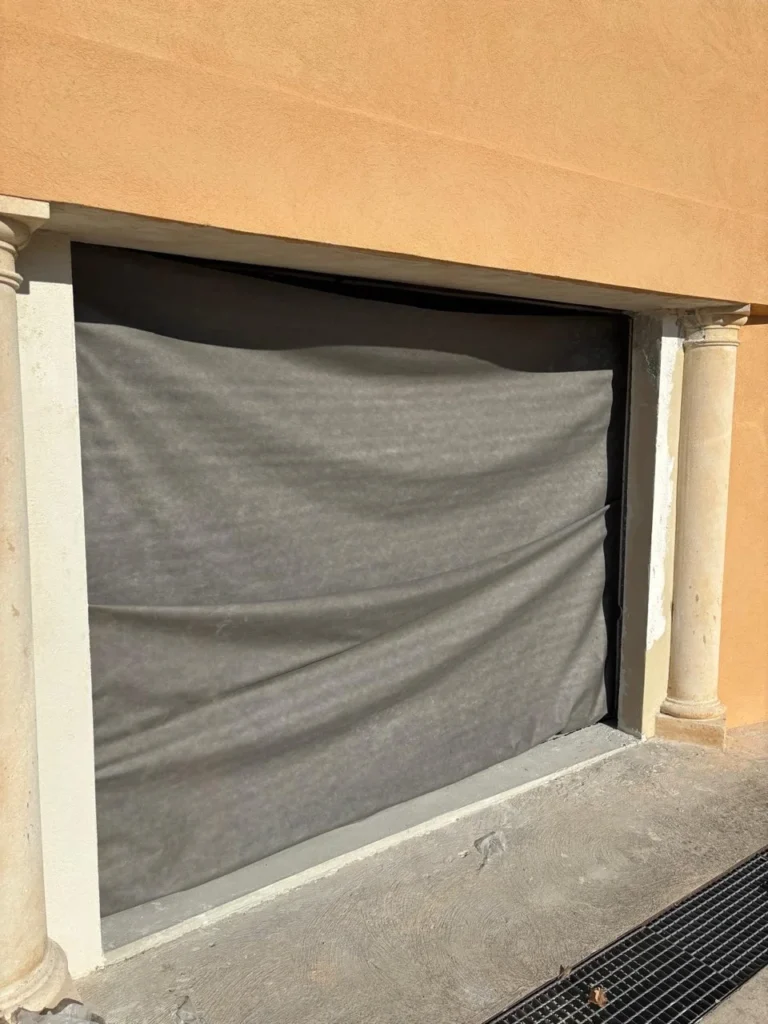 Avant/Après- Porte fenêtre avec panneau personnalisé en chêne et baie vitré coulissante 2 vantaux- Couleur rouille- Profils Systèmes gamme Cuzco