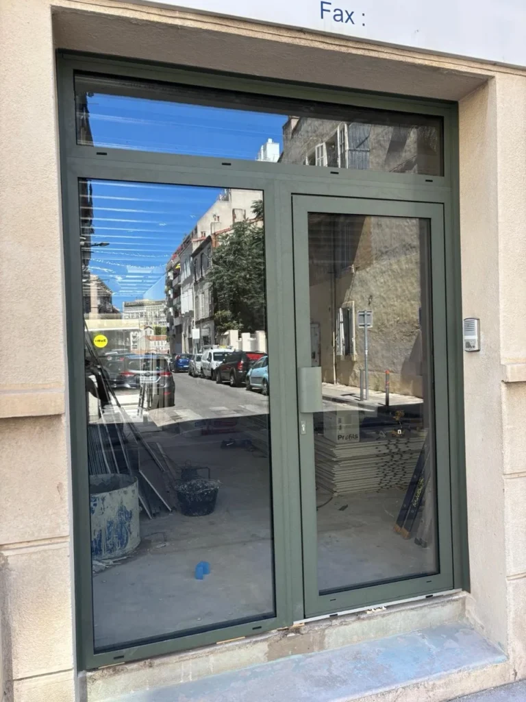 Réalisation d’un changement d’une porte d’entrée pour un centre médical ainsi que la pose de 10 volets roulants monobloc électrique radio Somfy.
