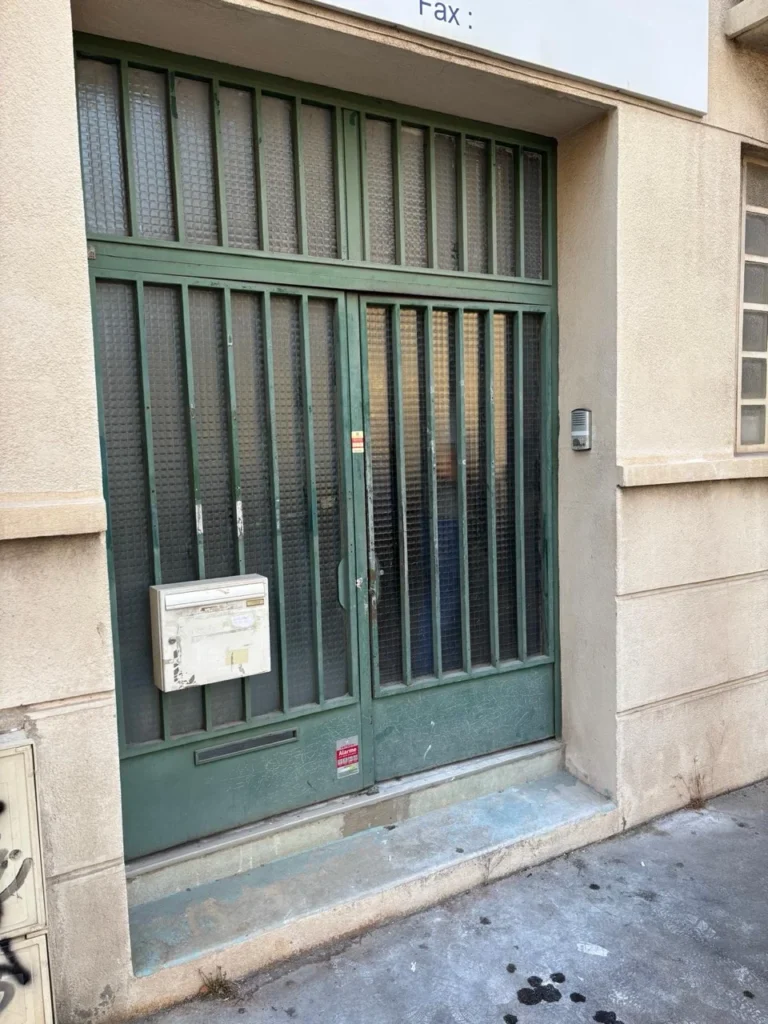 Réalisation d’un changement d’une porte d’entrée pour un centre médical ainsi que la pose de 10 volets roulants monobloc électrique radio Somfy.