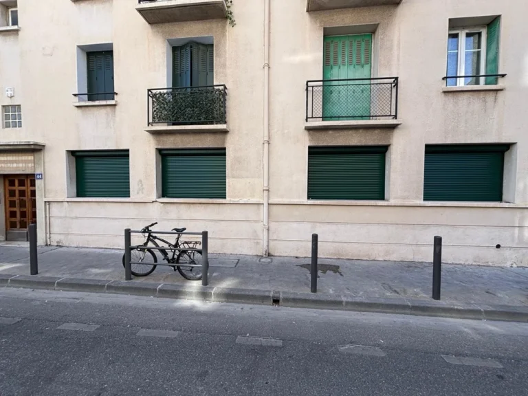 Réalisation d’un changement d’une porte d’entrée pour un centre médical ainsi que la pose de 10 volets roulants monobloc électrique radio Somfy.