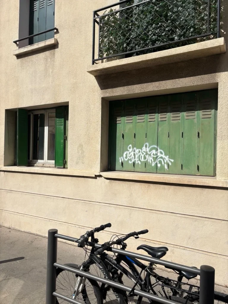 Réalisation d’un changement d’une porte d’entrée pour un centre médical ainsi que la pose de 10 volets roulants monobloc électrique radio Somfy.