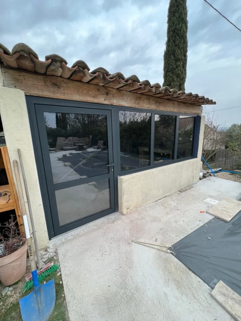 Fermeture d’une cuisine d’été- Profils Systèmes gamme Cuzco