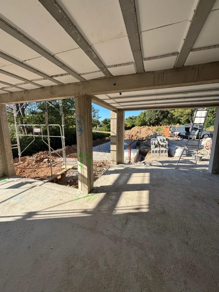 Pose de l’ensemble des menuiseries Profils Systemes gamme Cuzco pour la construction d’une villa d’un de nos clients sur Roquevaire