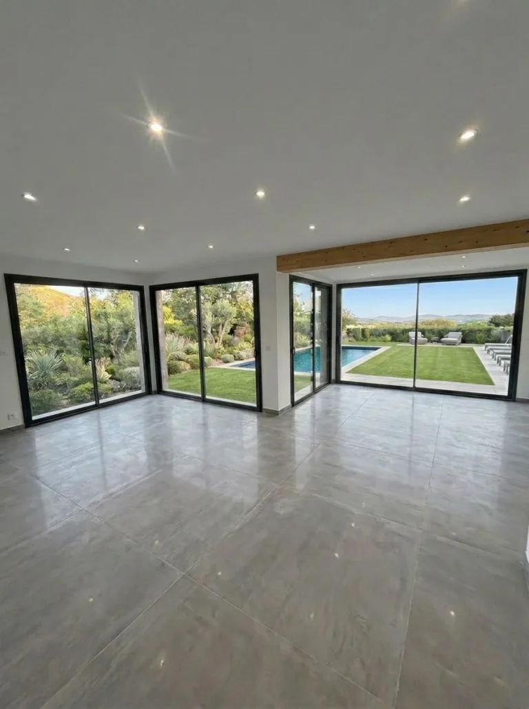 Pose de l’ensemble des menuiseries Profils Systemes gamme Cuzco pour la construction d’une villa d’un de nos clients sur Roquevaire