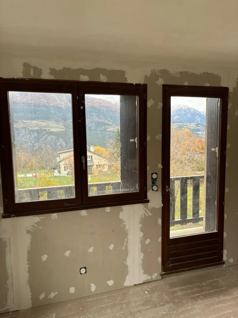 Avant/Après: Rénovation complète d’un chalet dans les Alpes de Haute Provence pour un de nos client. Pose en rénovation et création d’ouverture. Aluminium Profils Systèmes gamme Cuzco de notre fabriquant partenaire Evoal