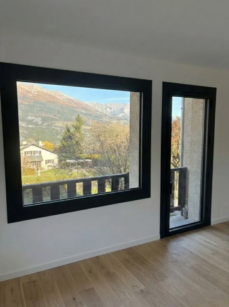 Avant/Après: Rénovation complète d’un chalet dans les Alpes de Haute Provence pour un de nos client. Pose  en rénovation et création d’ouverture.  Aluminium Profils Systèmes gamme Cuzco de notre fabriquant partenaire Evoal