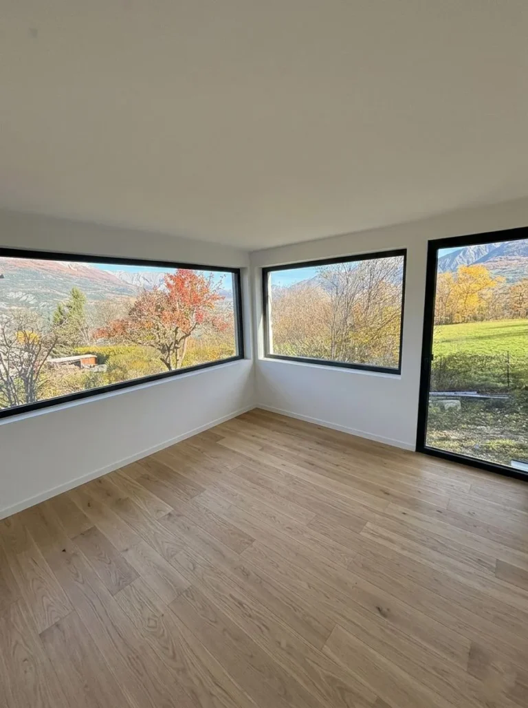 Avant/Après: Rénovation complète d’un chalet dans les Alpes de Haute Provence pour un de nos client. Pose  en rénovation et création d’ouverture.  Aluminium Profils Systèmes gamme Cuzco de notre fabriquant partenaire Evoal