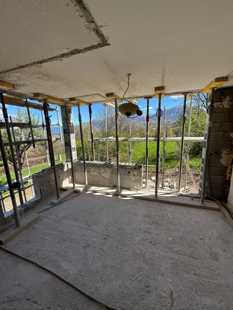 Avant/Après: Rénovation complète d’un chalet dans les Alpes de Haute Provence pour un de nos client. Pose en rénovation et création d’ouverture. Aluminium Profils Systèmes gamme Cuzco de notre fabriquant partenaire Evoal