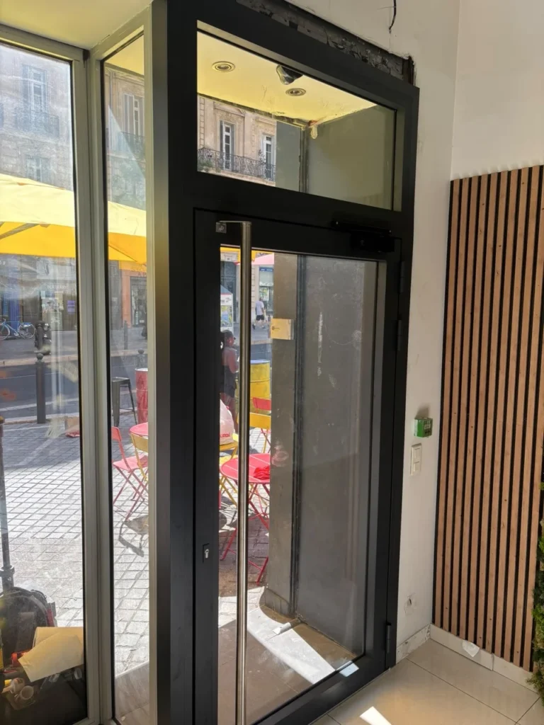 Avant/Après : Dépose d’une porte automatique et mise en place d’une porte lourde aluminium Profils Systèmes