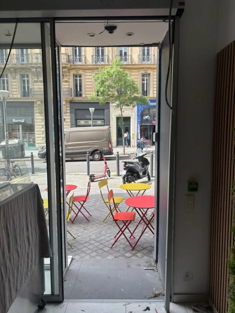 Avant/Après : Dépose d’une porte automatique et mise en place d’une porte lourde aluminium Profils Systèmes
