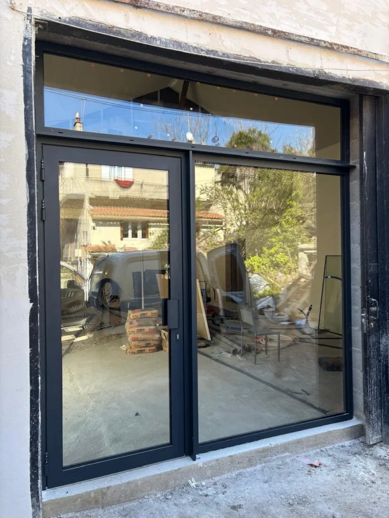Avant/Après : Dépose d’une porte automatique et mise en place d’une porte lourde aluminium Profils Systèmes