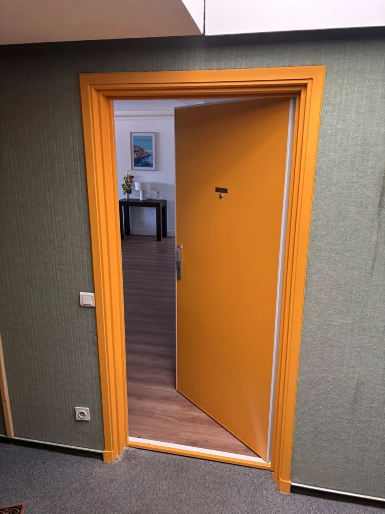 Avant/Après : Installation d’une porte palière Rachel P modèle Stéphanie
