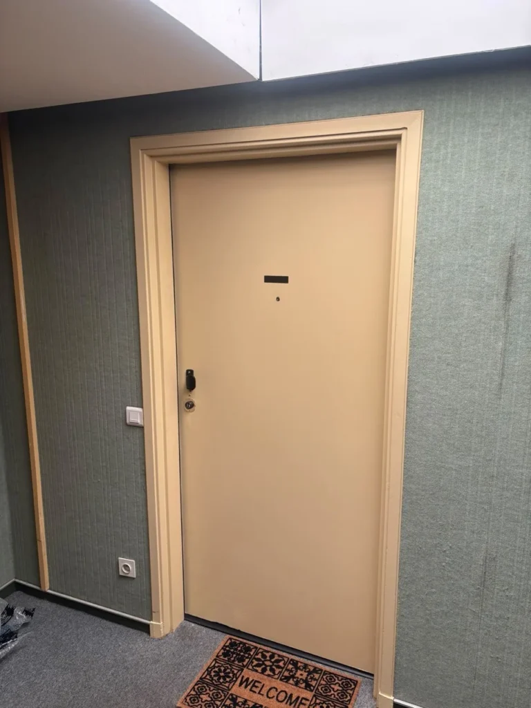 Avant/Après : Installation d’une porte palière Rachel P modèle Stéphanie