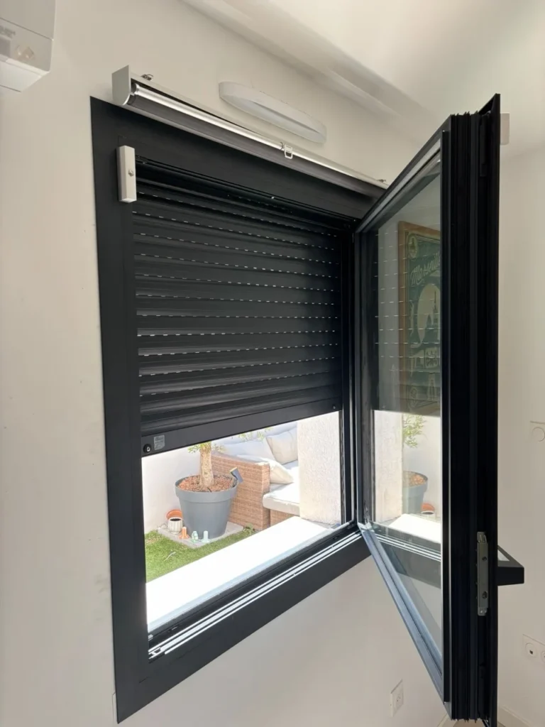 Avant/Après : Mise en place d’une fenêtre 1 vantail oscillo-battante aluminium Profils Systèmes gamme Cuzco