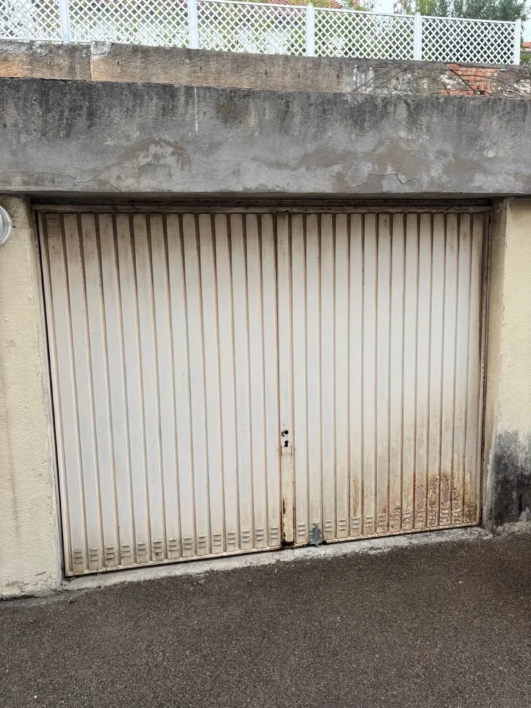Mise en place d’une place porte de garage basculante Hormann Somfy