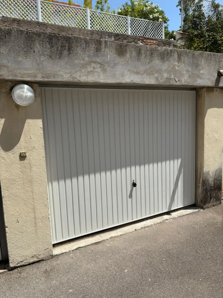 Mise en place d’une place porte de garage basculante Hormann Somfy