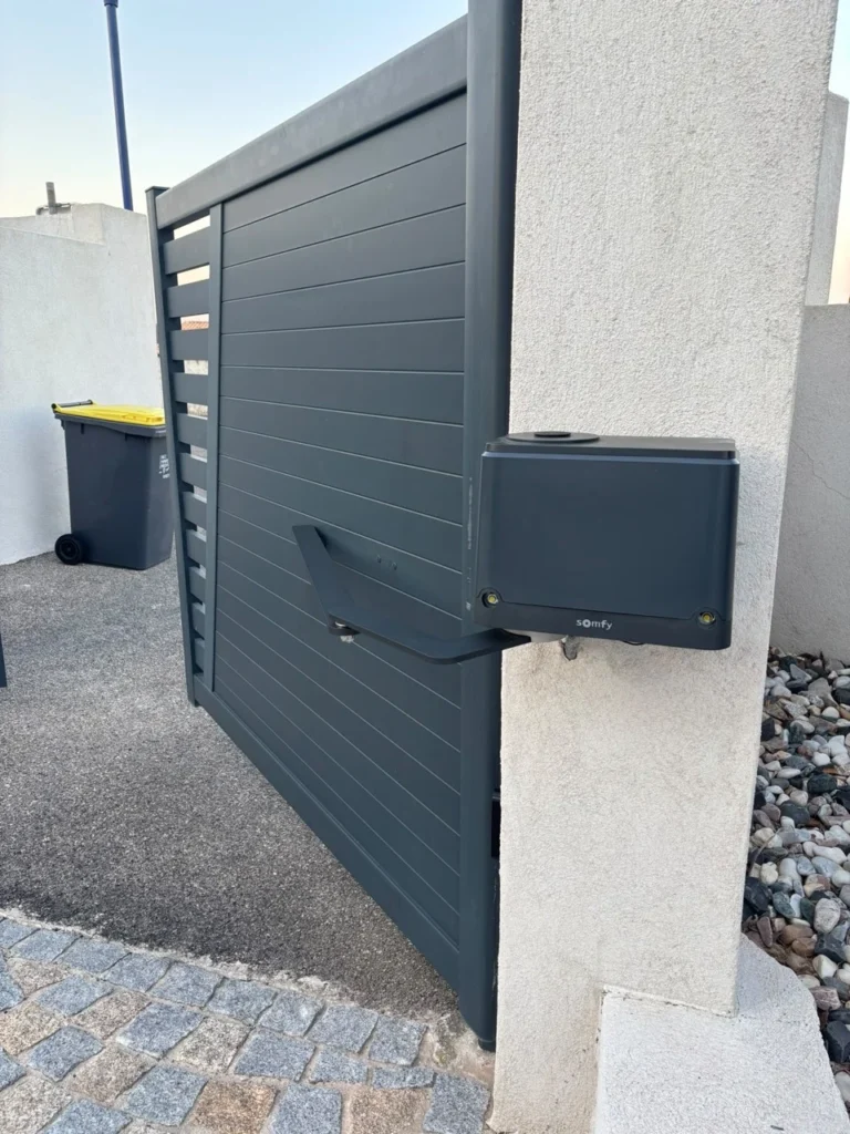 Avant/Après : Motorisation d’un portail battant avec un moteur Somfy MultiPro 3S